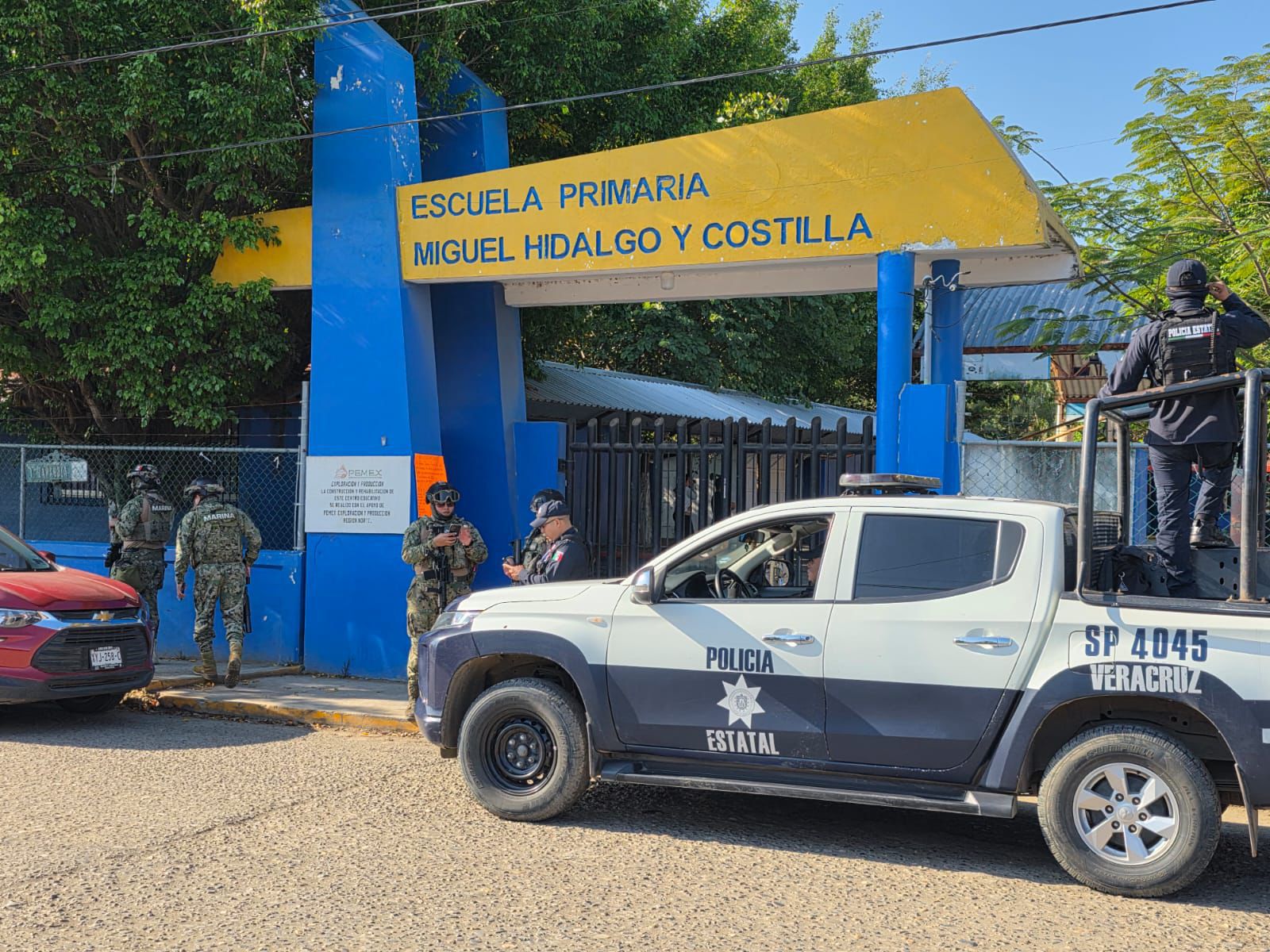 Privan de la libertad a padre de familia en escuela primaria de Tihuatlán, suspenden clases