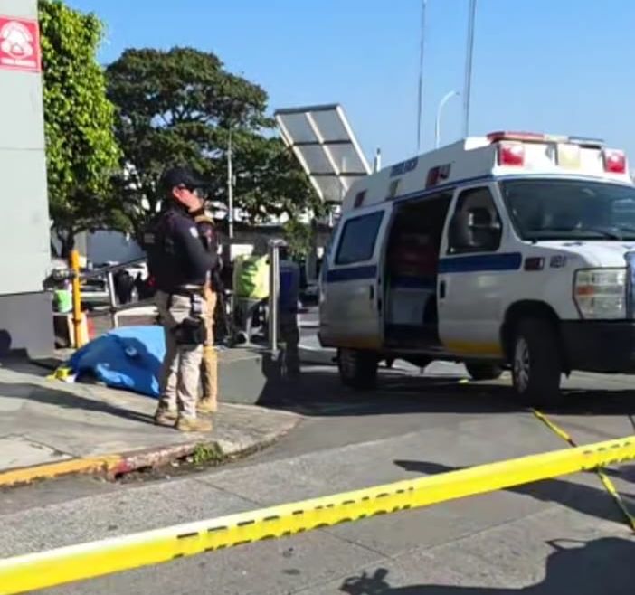 Adulto mayor fallece en vía pública junto a plaza Crystal Xalapa