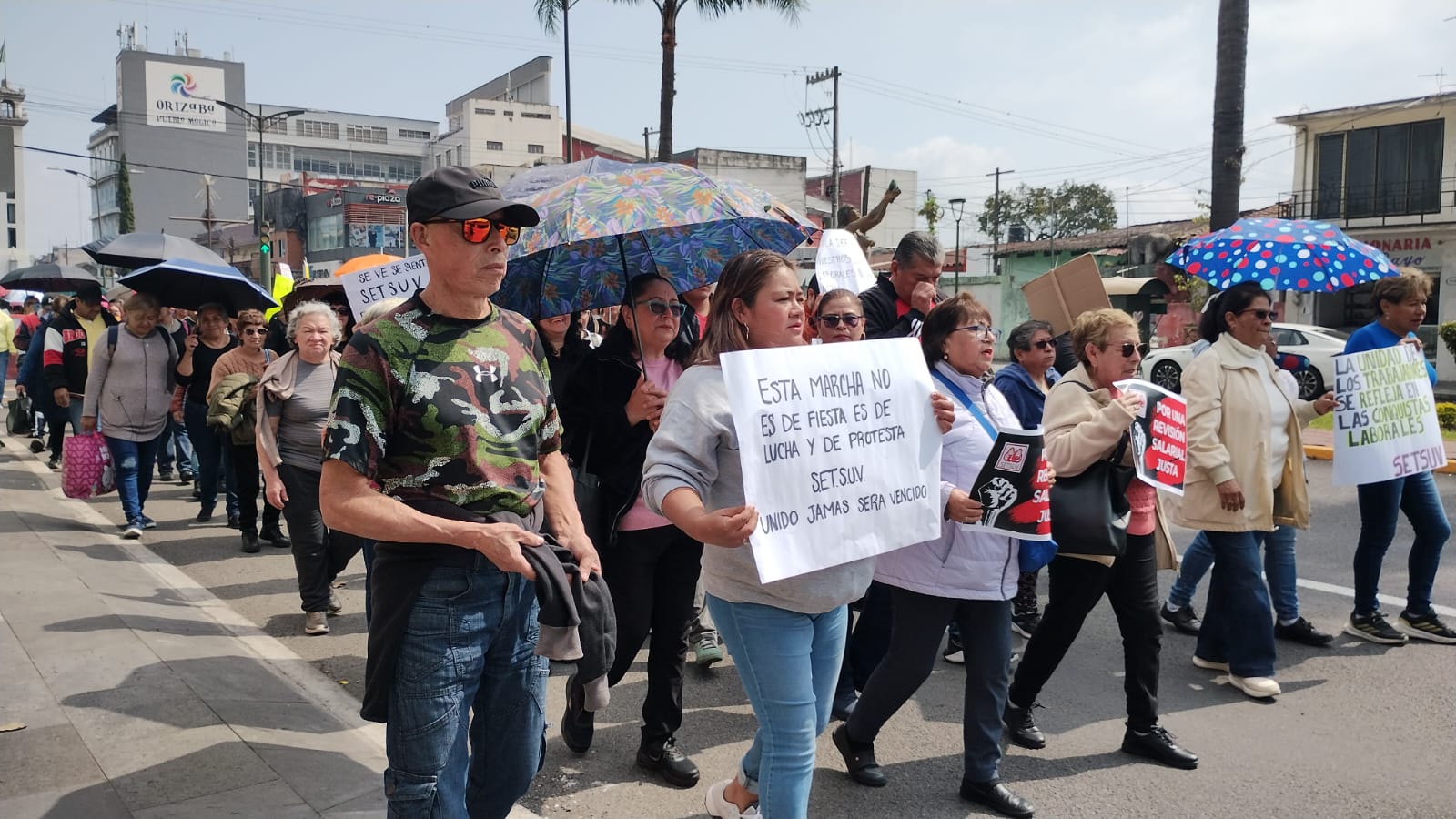 SETSUV marcha en Orizaba y rechaza aumento salarial del 4%