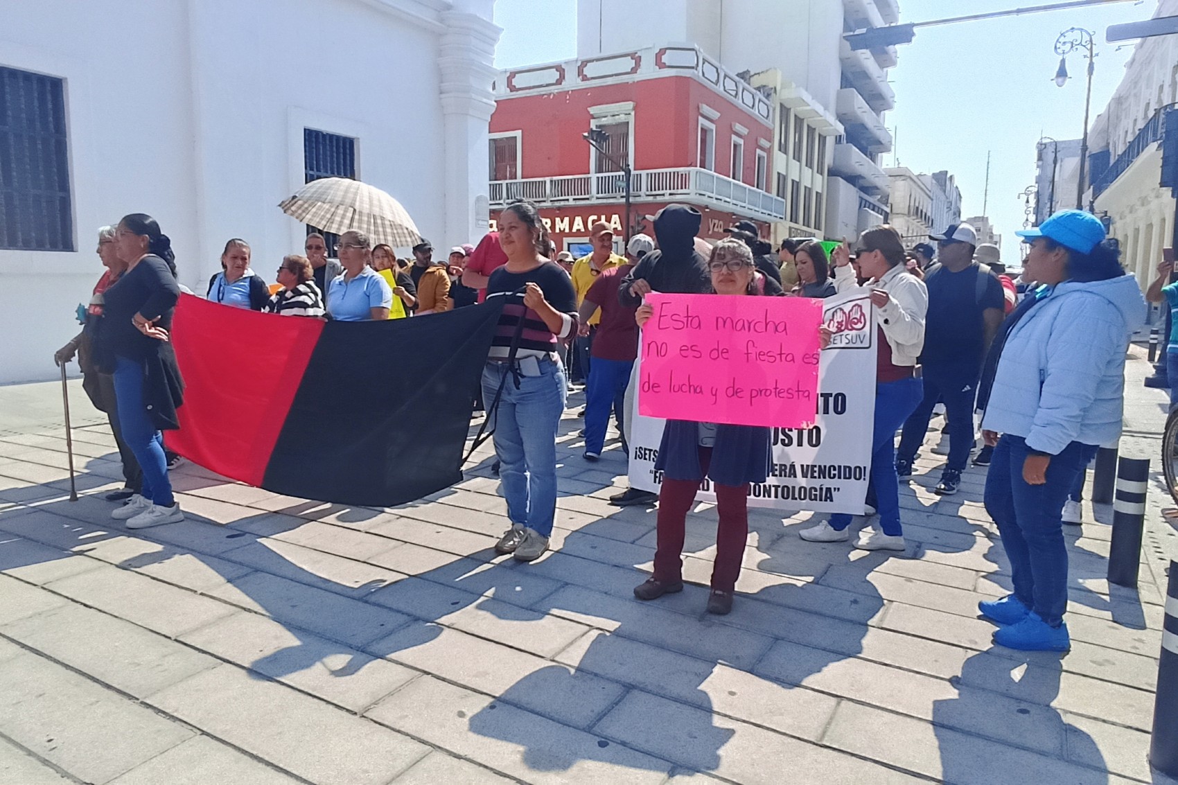 Marcha el SETSUV en el Centro Histórico de Veracruz; exige alza salarial mayor al 13 por ciento