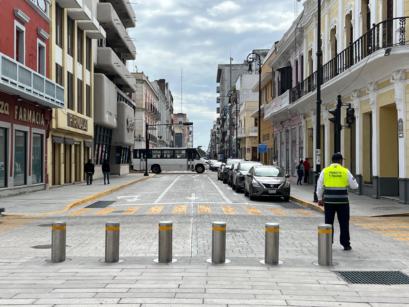 Multan en Veracruz a 5 comercios por tirar basura fuera de horario
