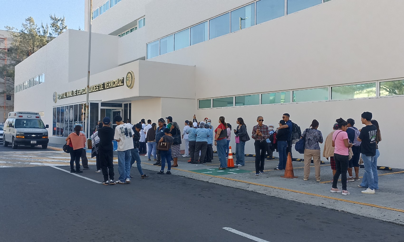 Evacúan el Hospital Naval de Veracruz por alerta de sismo