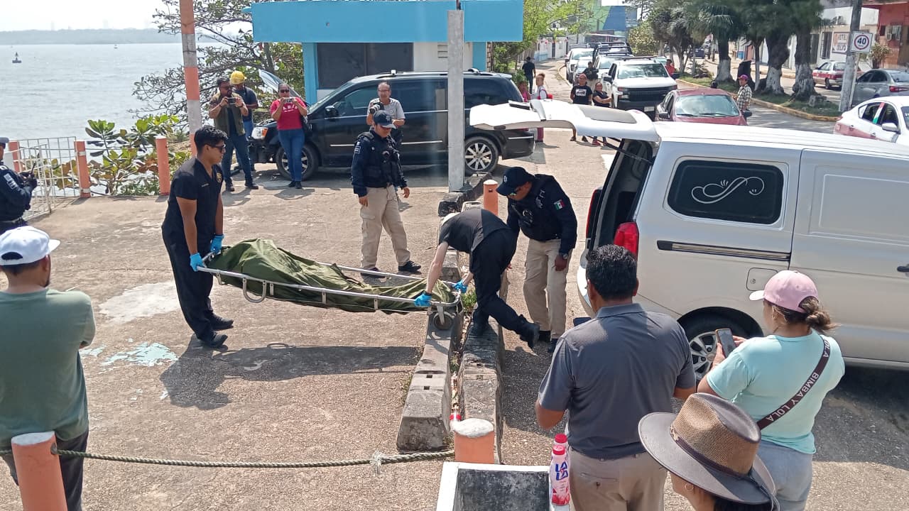Rescatan el cuerpo de hombre que cayó al río Coatzacoalcos hace 4 días