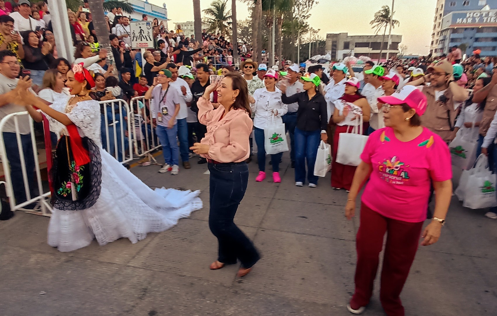 Finalizan los paseos del Carnaval de Veracruz 2026; encabezan el cierre alcaldesa y gobernadora
