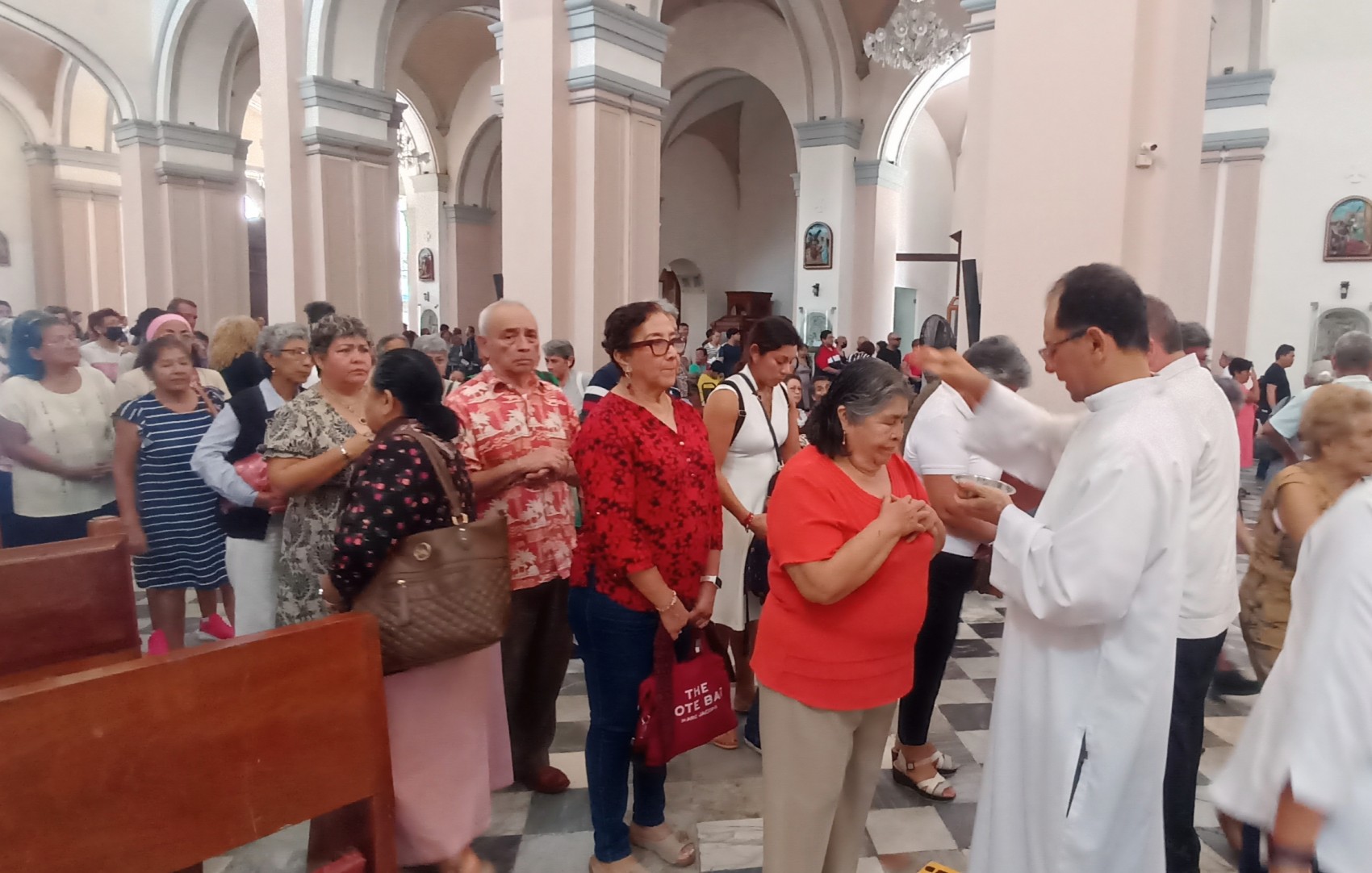 Fieles acuden a la imposición de ceniza a la catedral de Veracruz en el inicio de la cuaresma