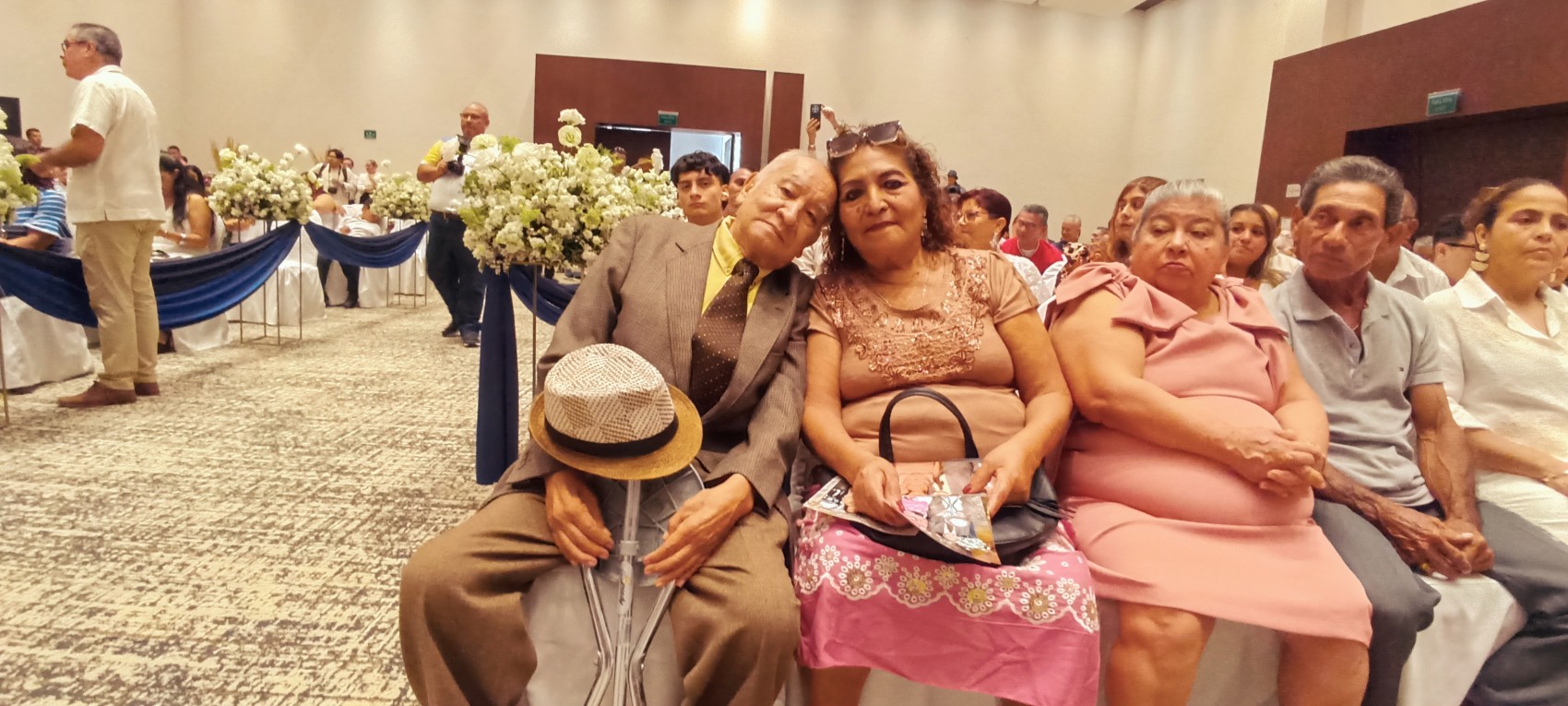Petra y Miguel Ángel se conocieron hace tres años en Facebook, hoy formalizaron su unión