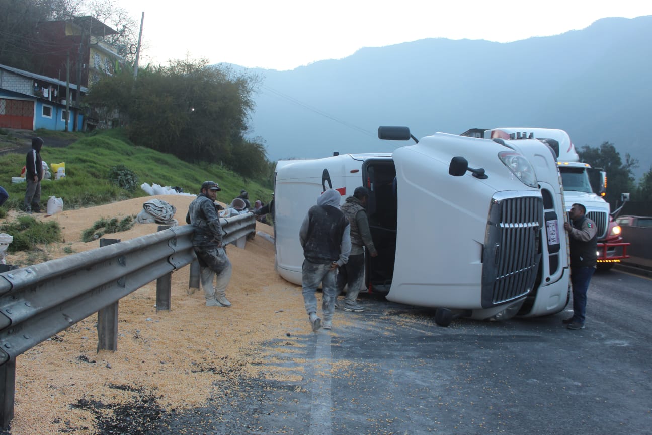 Volcadura de tractocamión con maíz provoca saqueo en Nogales