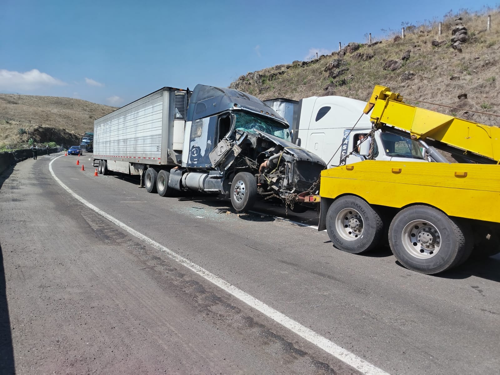 Choque por alcance entre tráiler y torton en Cumbres de Maltrata