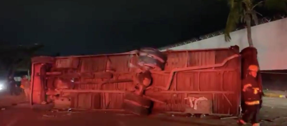 Volcadura deja 14 lesionados en Veracruz puerto