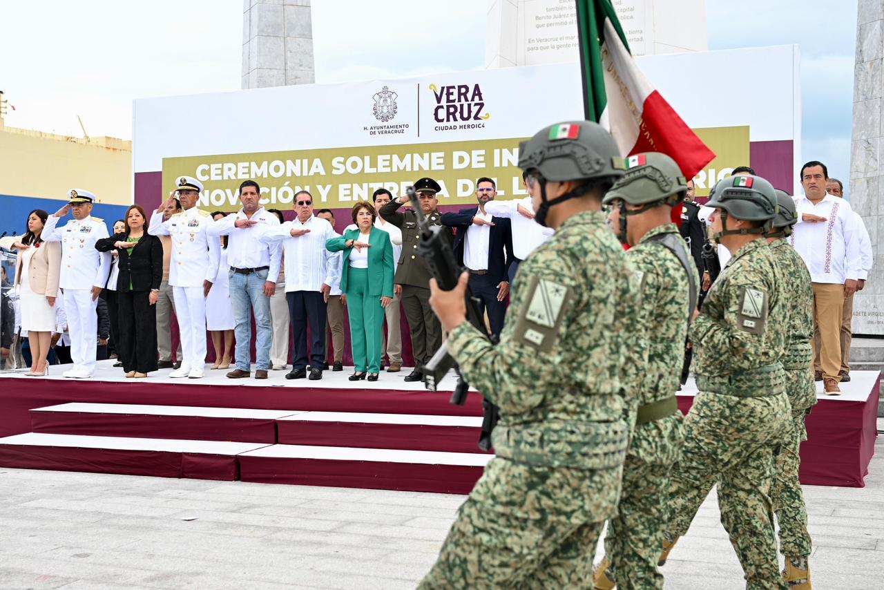 Reafirma Ayuntamiento de Veracruz valores cívicos con renovación y entrega de 231 banderas