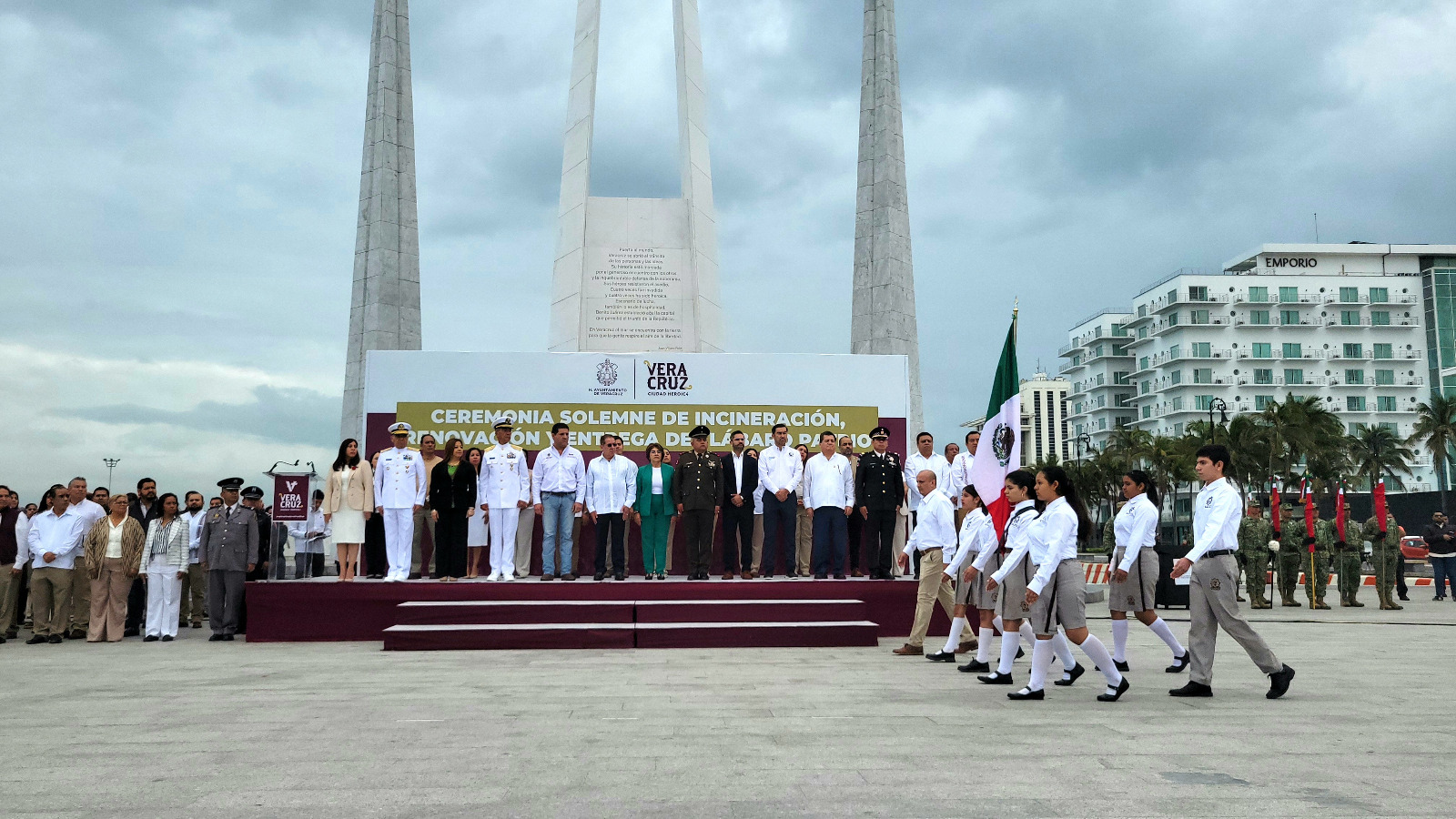 Personal naval participa en eventos protocolarios del Día de la Bandera, en el municipio de Veracruz