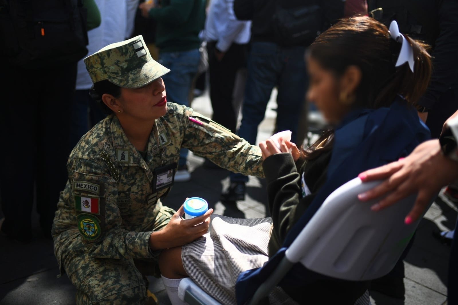Estudiantes se desmayan en evento oficial del Día de la Bandera en Xalapa