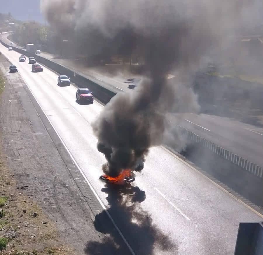 Autopista 150D: quema de llantas provoca cierre parcial en Orizaba