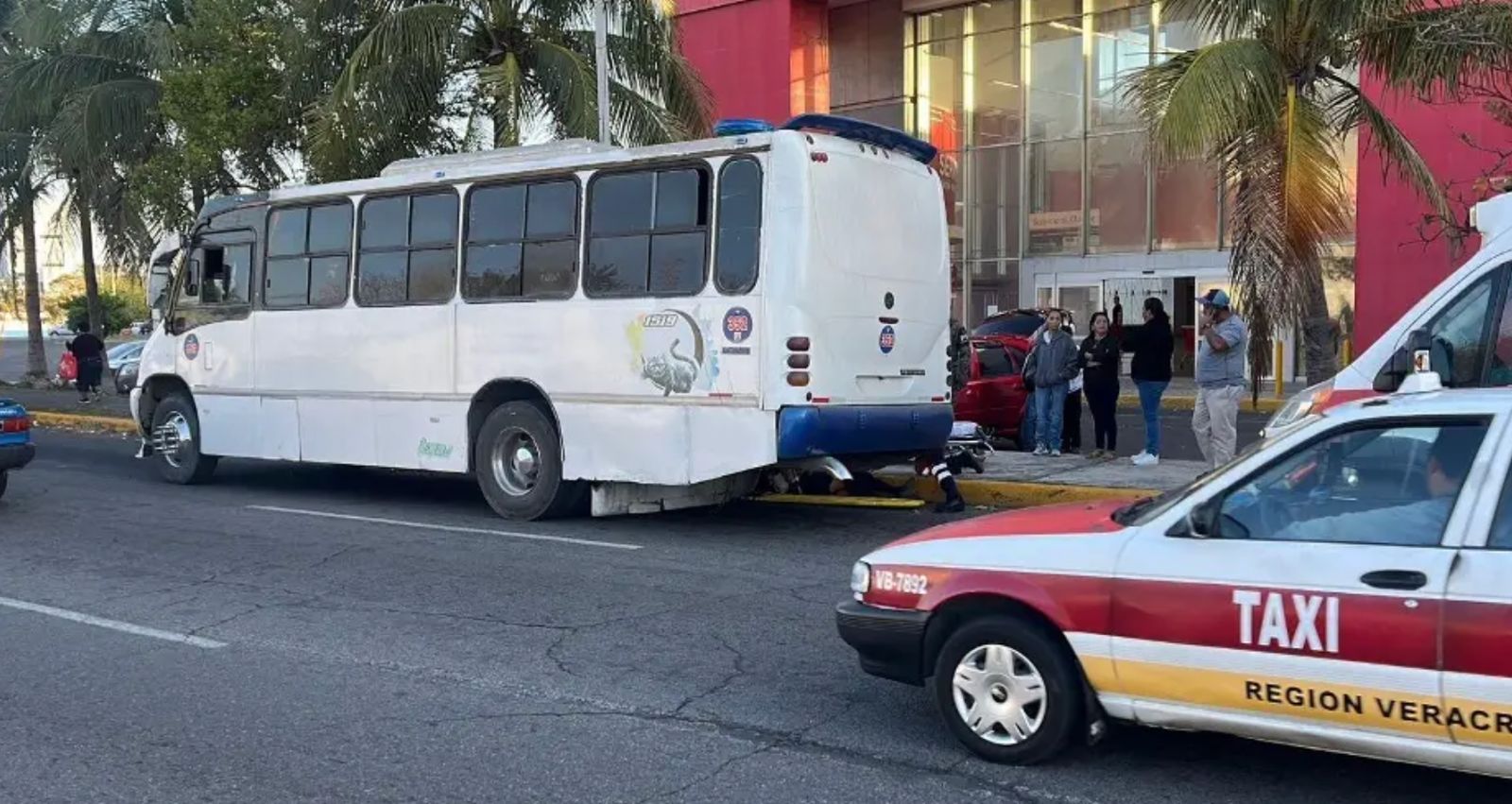 Camión atropella a niña de 12 años al bajar en Veracruz