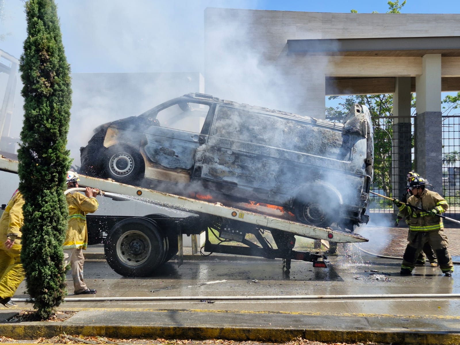 Incendio consume Van en Fortín de las Flores