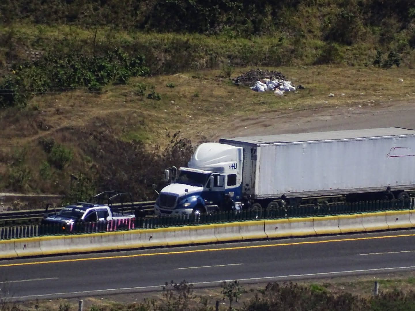 Aseguran tractocamión robado en autopista Orizaba-Puebla
