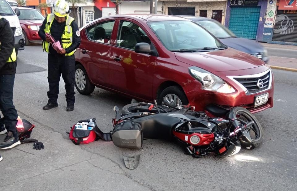 Accidente en Río Blanco deja un motociclista lesionado en semáforo