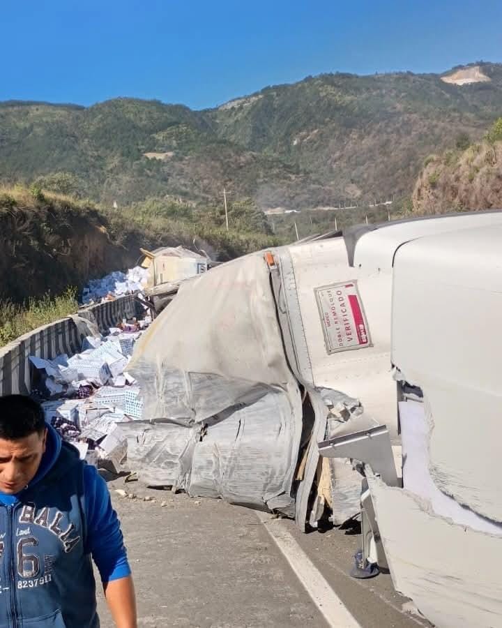 Un lesionado en accidente en cumbres de Maltrata, pobladores saquean la carga