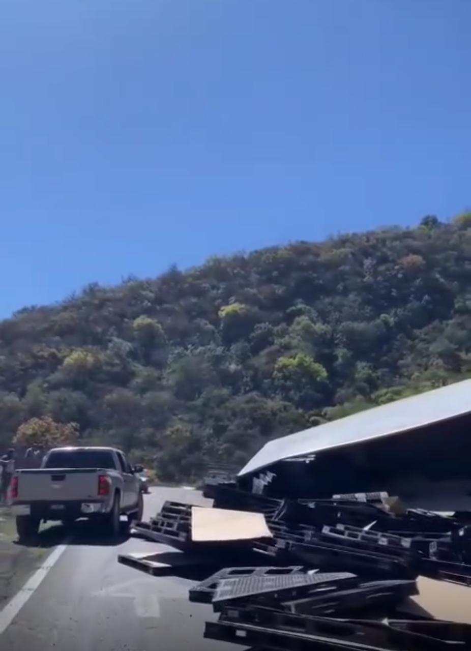 Vuelca tractocamión en las cumbres de Acultzingo