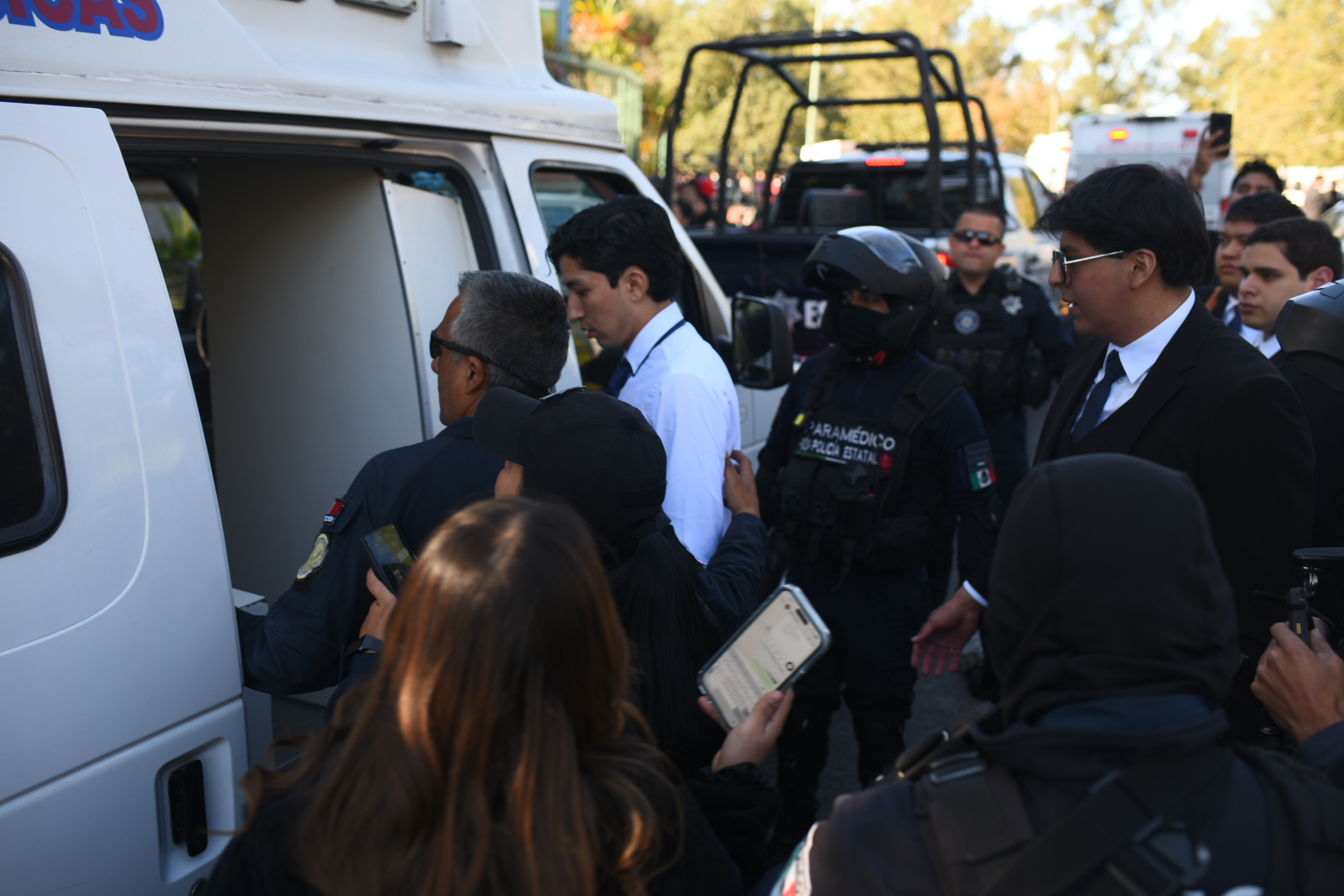 Lesionados 18 estudiantes en la Facultad de Derecho por caída de estructura para toma de fotografía