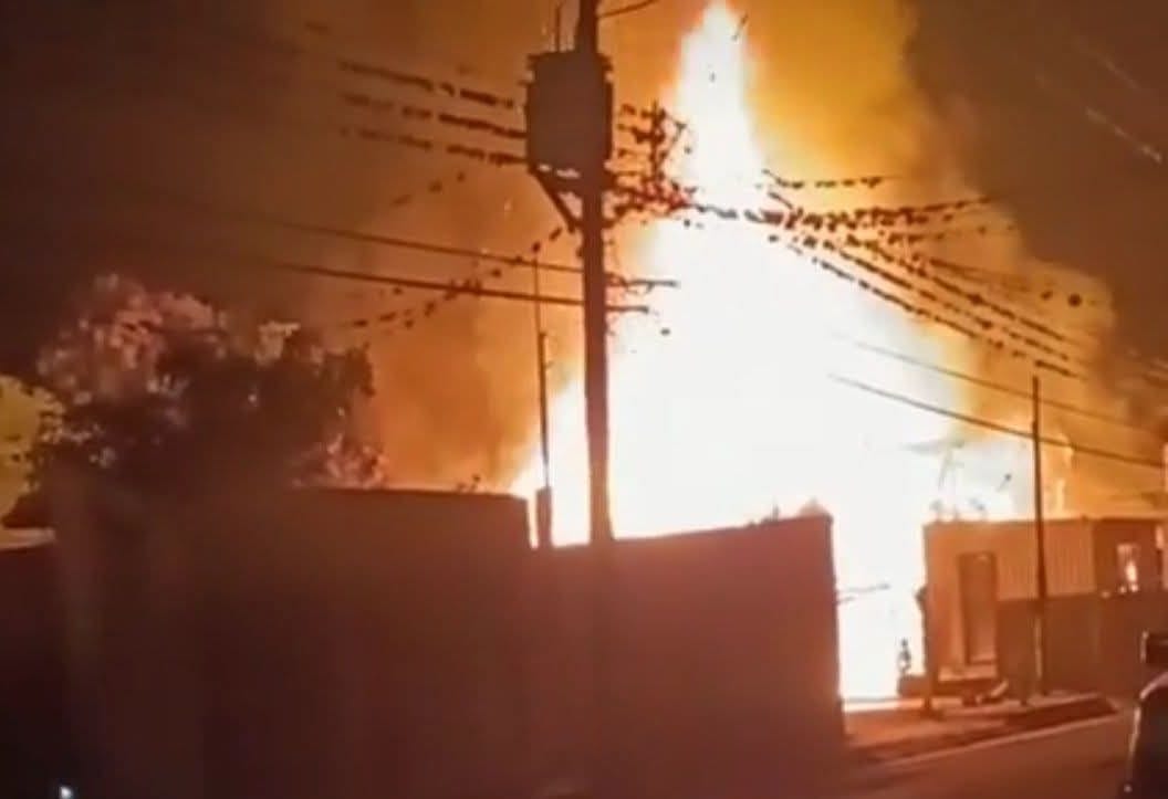 Incendio consume restaurante en Cuitláhuac