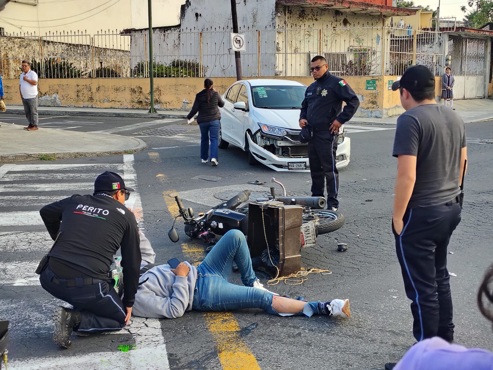 Motociclista lesionado tras choque contra auto particular en Orizaba