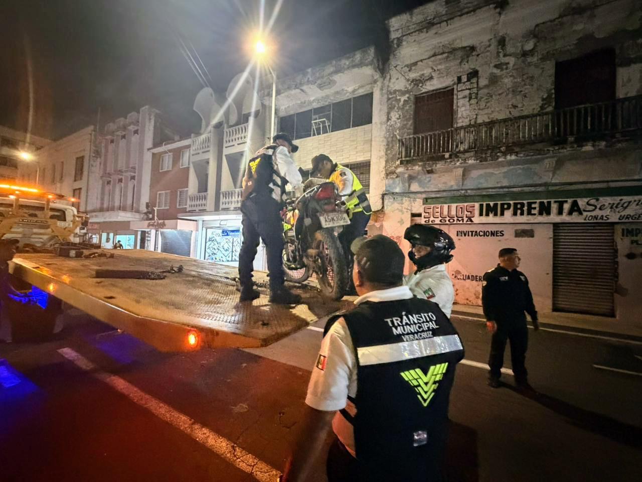 Liberan callejones del Centro Histórico de motocicletas mal estacionadas