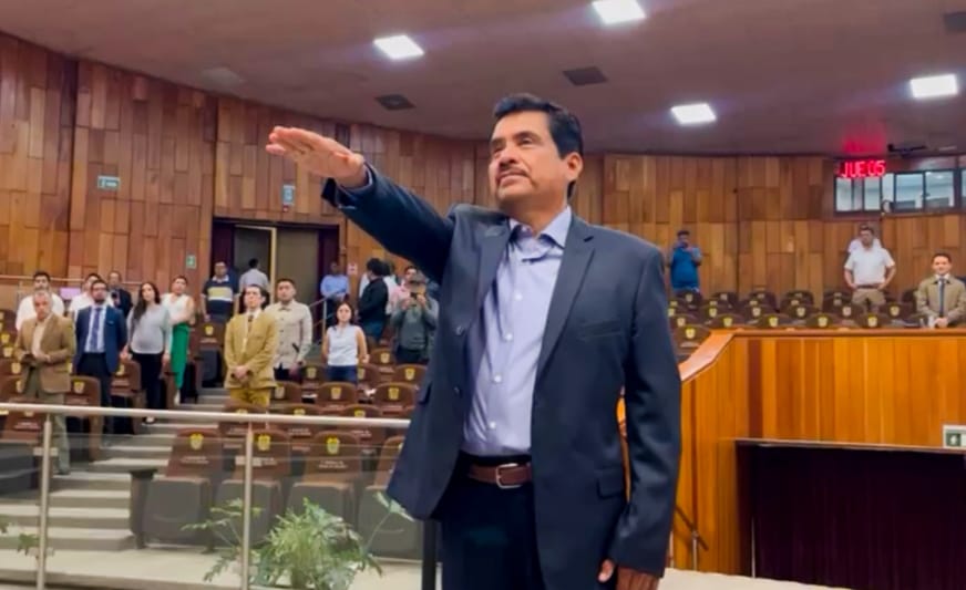 Edgar Díaz, suplente de Héctor Yunes, rinde protesta como diputado local