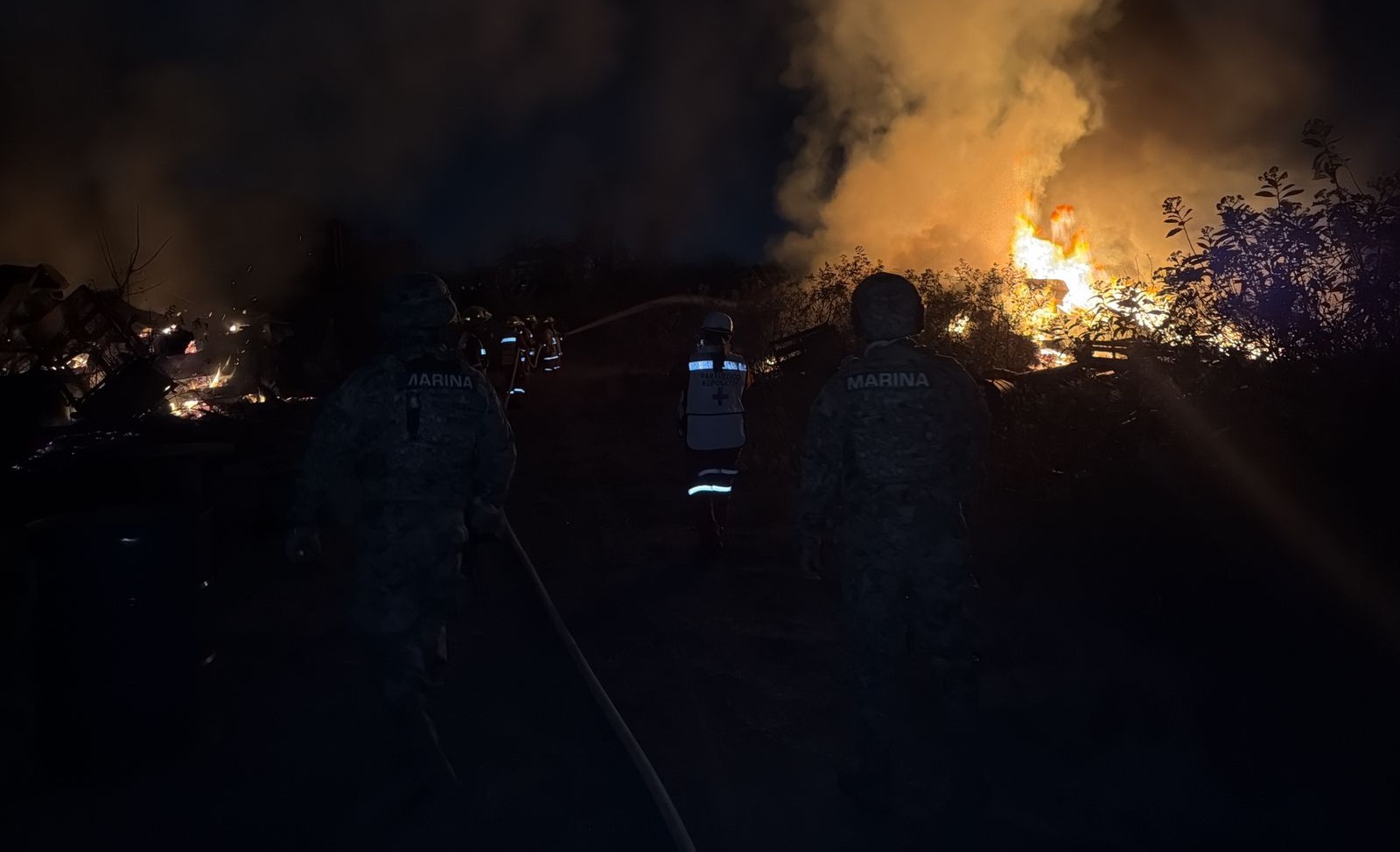 Incendio en muelle Termigas de Tuxpan moviliza a Marina