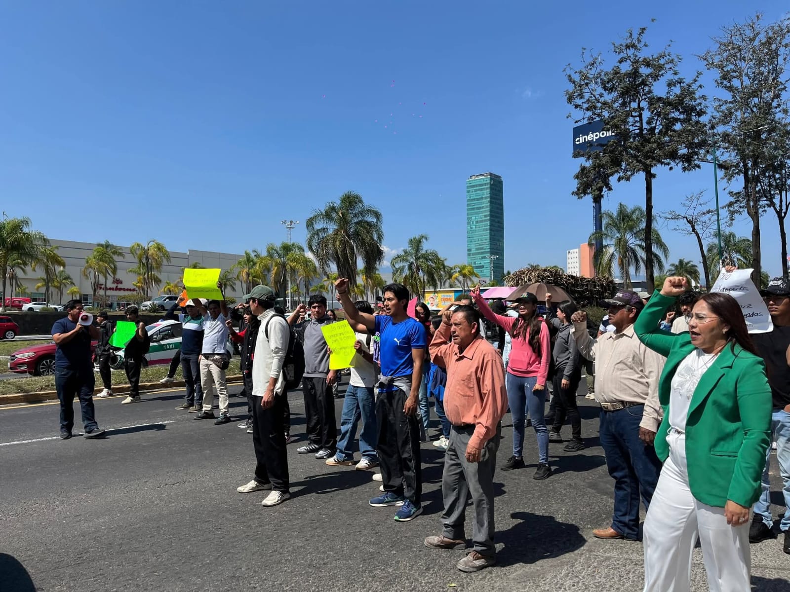 Antorchistas bloquean carretera Xalapa-Veracruz, exigen apoyo para acudir a evento deportivo