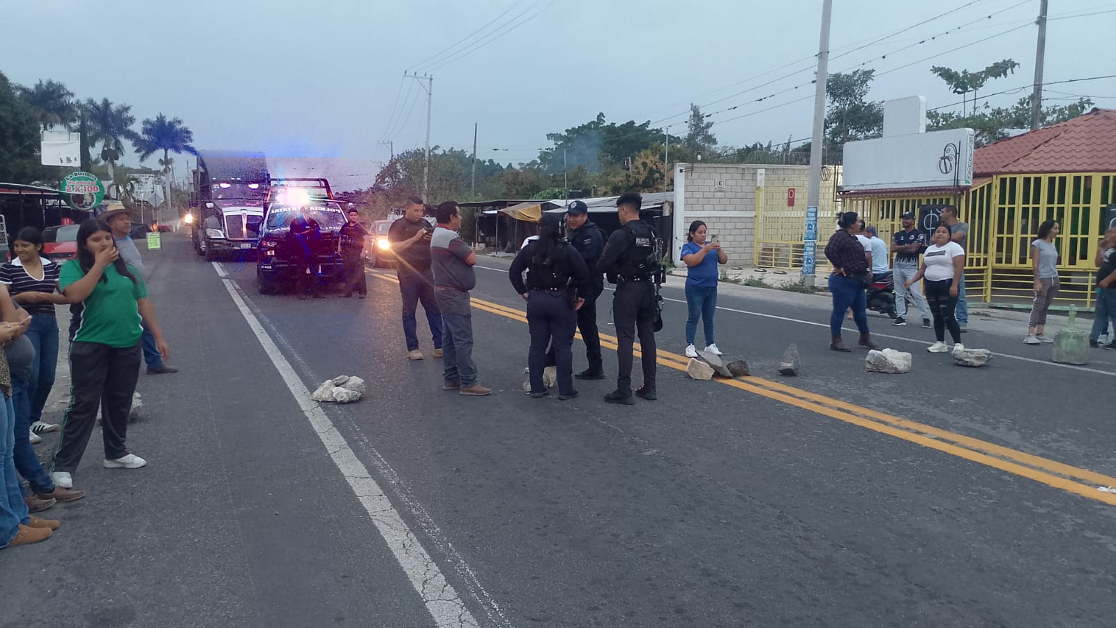 Con bloqueo habitantes de Palo Gacho exigen transparencia en elección municipal