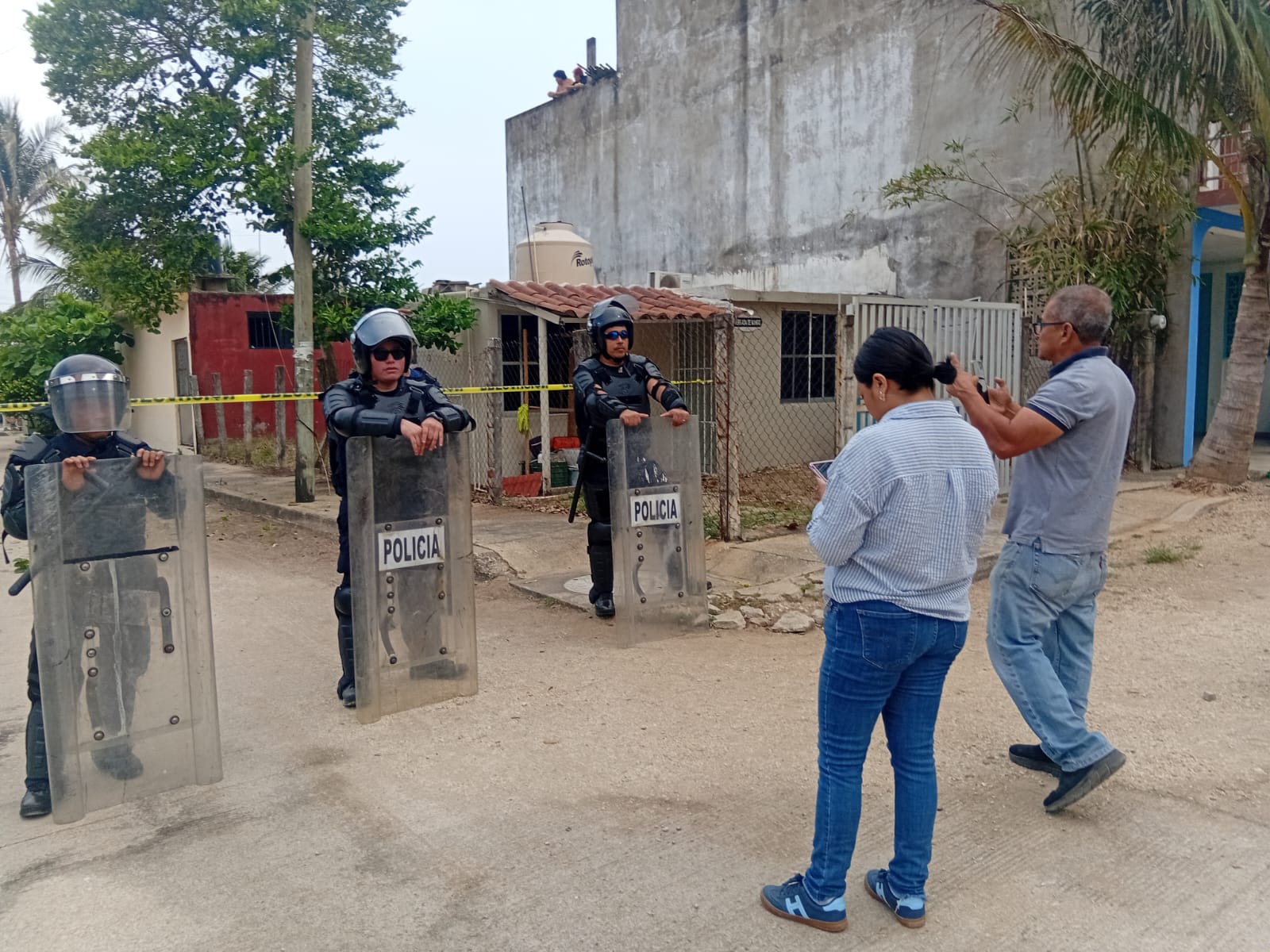 Desalojan a invasores de predio Los Almendros de Coatzacoalcos, una pareja es detenida