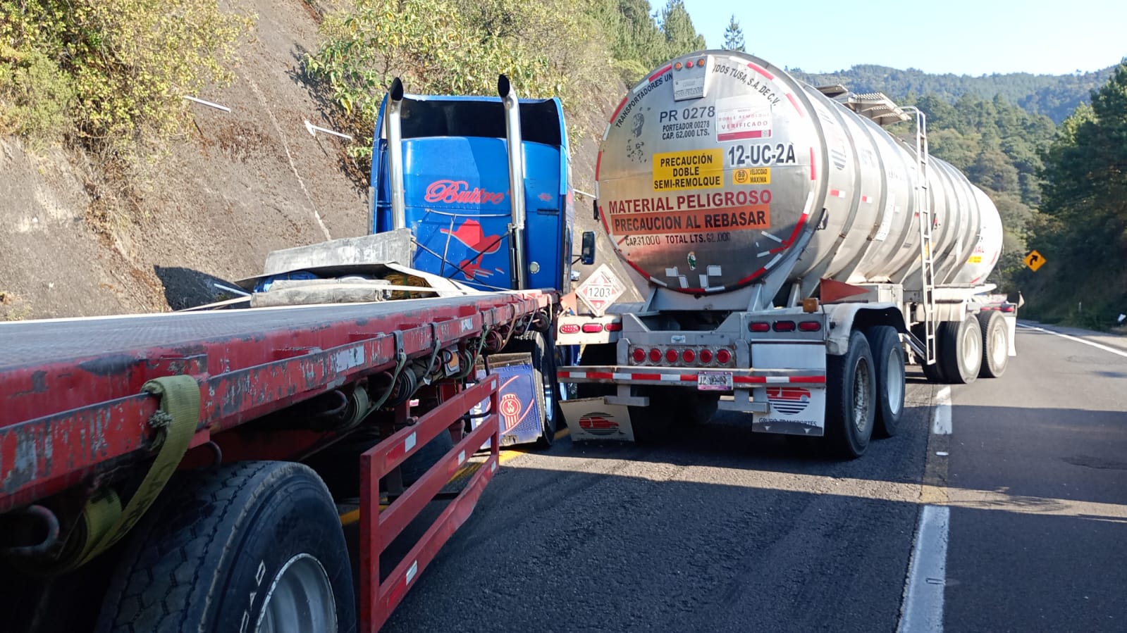 Accidente de tractocamiones colapsa un carril de la autopista Orizaba-Puebla