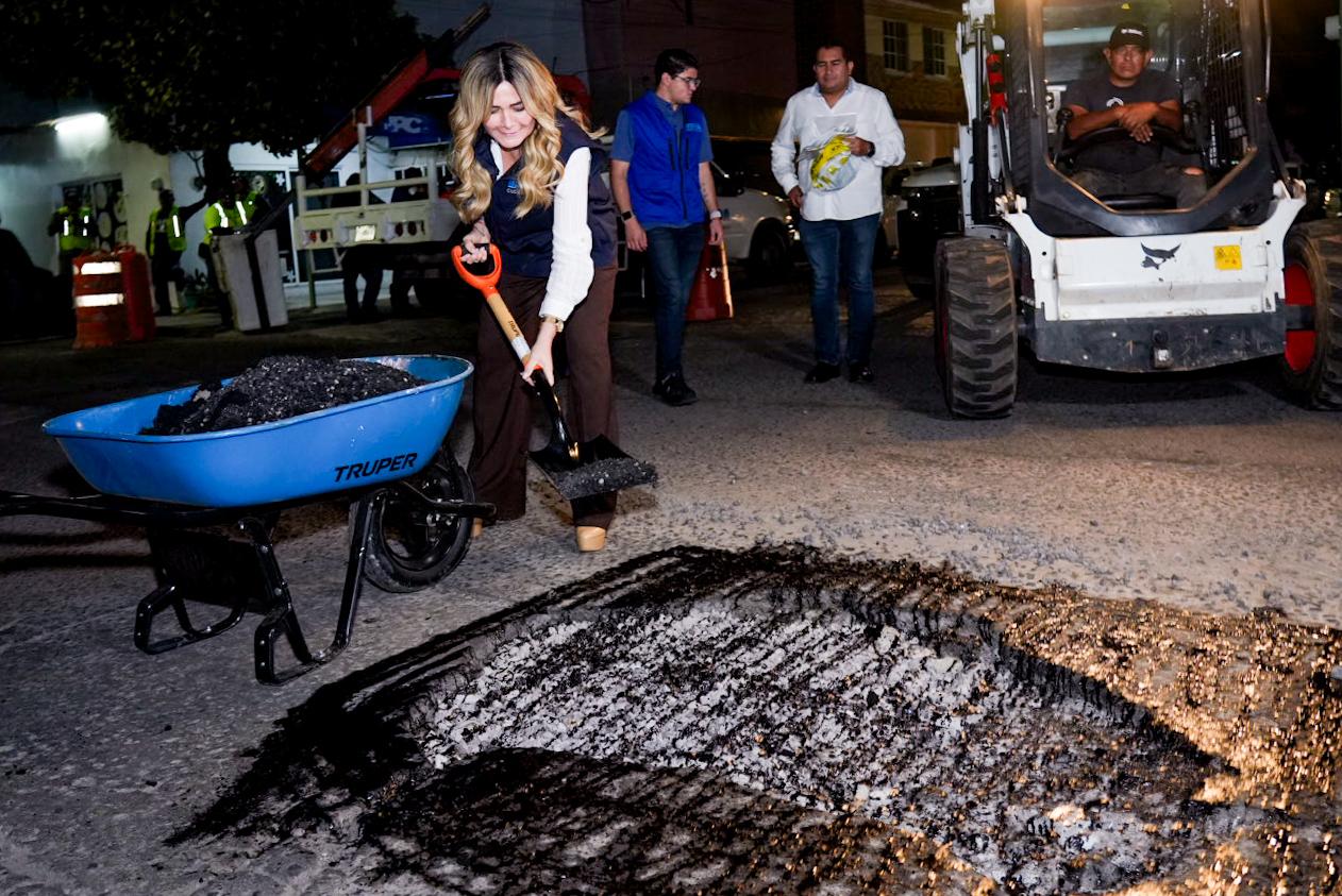 Programa permanente de bacheo avanza en colonias de Boca del Río