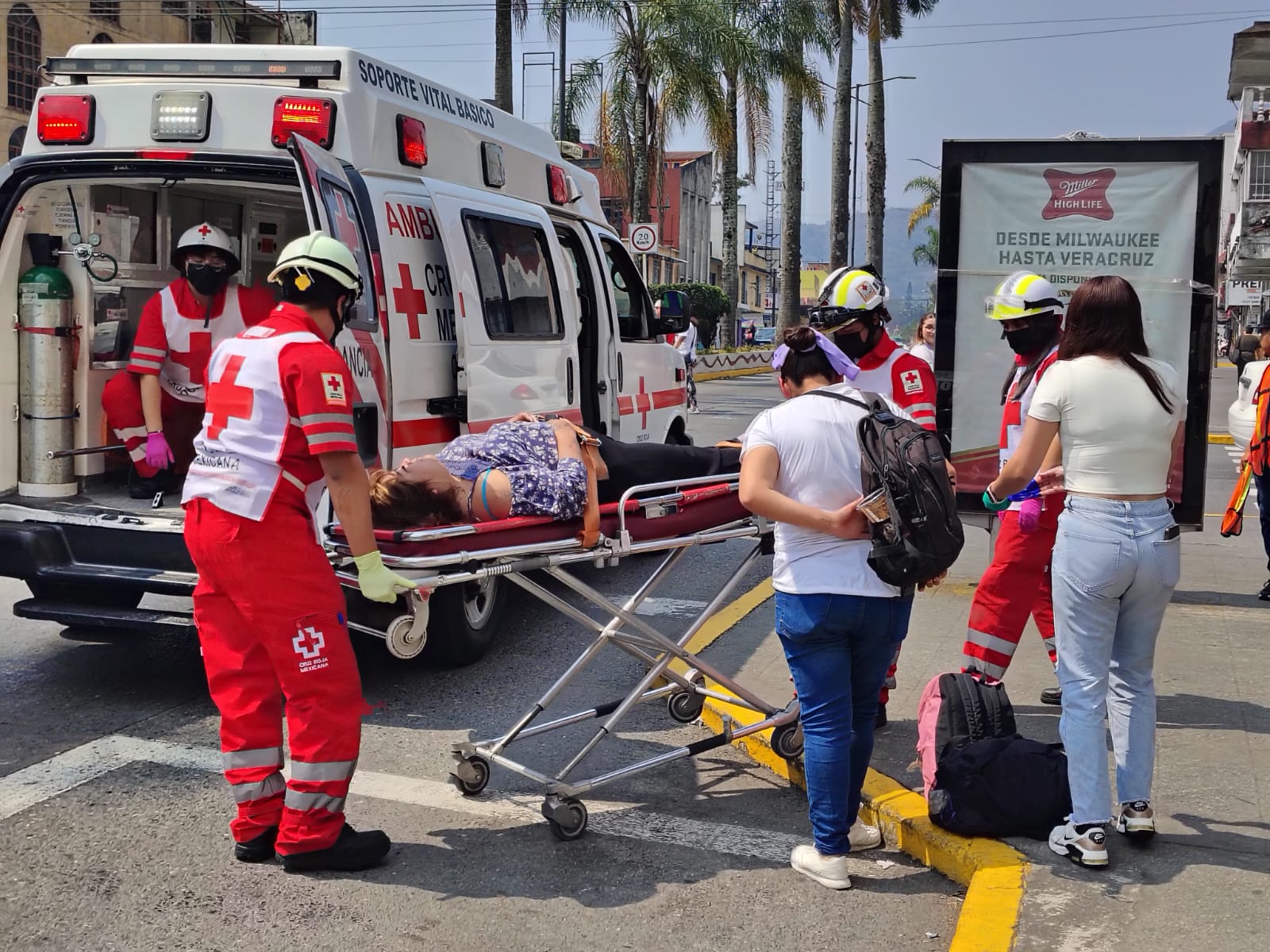 Mujer se desploma en centro de Río Blanco y es hospitalizada