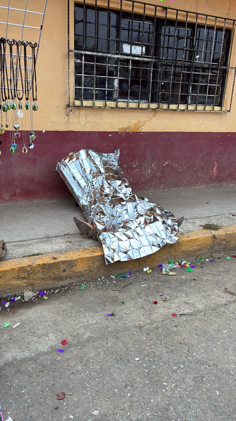 Hombre muere en vía pública en Santa Ana Atzacan; investigan caso