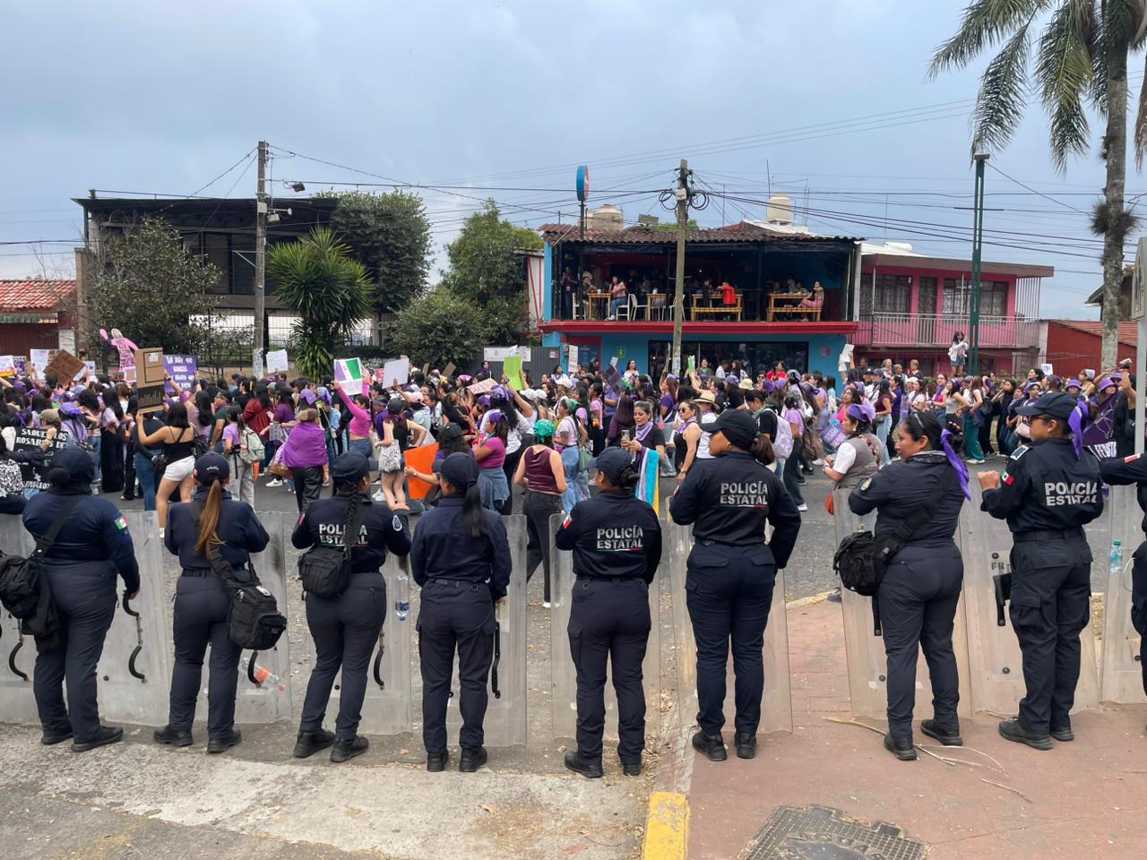 En 8M cientos de mujeres marchan contra violencia en Xalapa