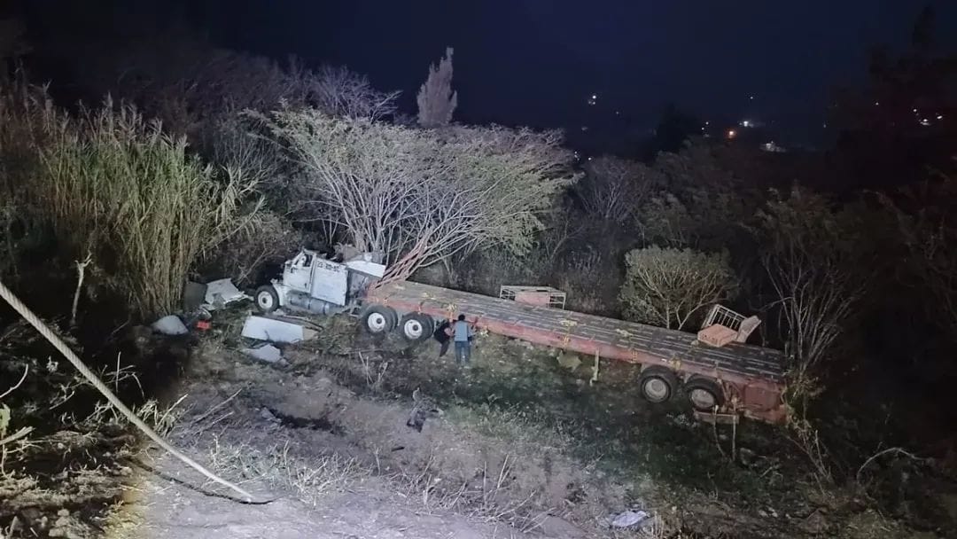 Tractocamión cae a barranco en la cumbres de Acultzingo