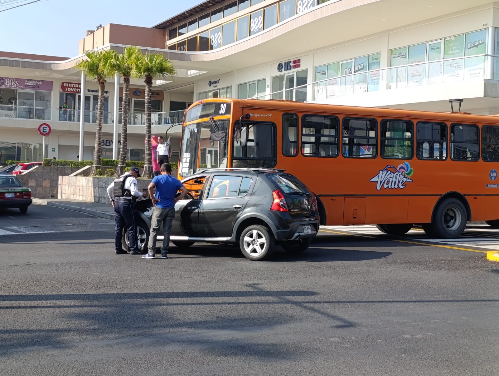 Choque entre autobús y auto en semáforo del centro de Orizaba