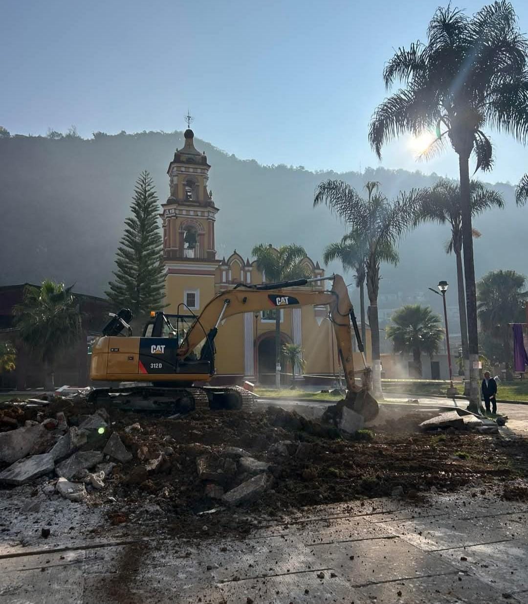 Inconformidad en Zongolica: Derriban barda del atrio de iglesia del siglo XVIII
