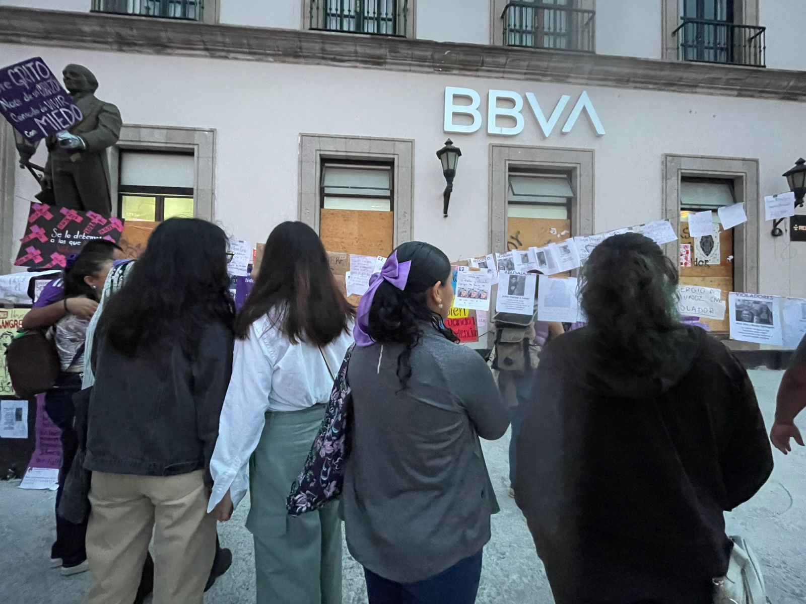 Tendedero de denuncias 8M Xalapa exhibe a presuntos agresores