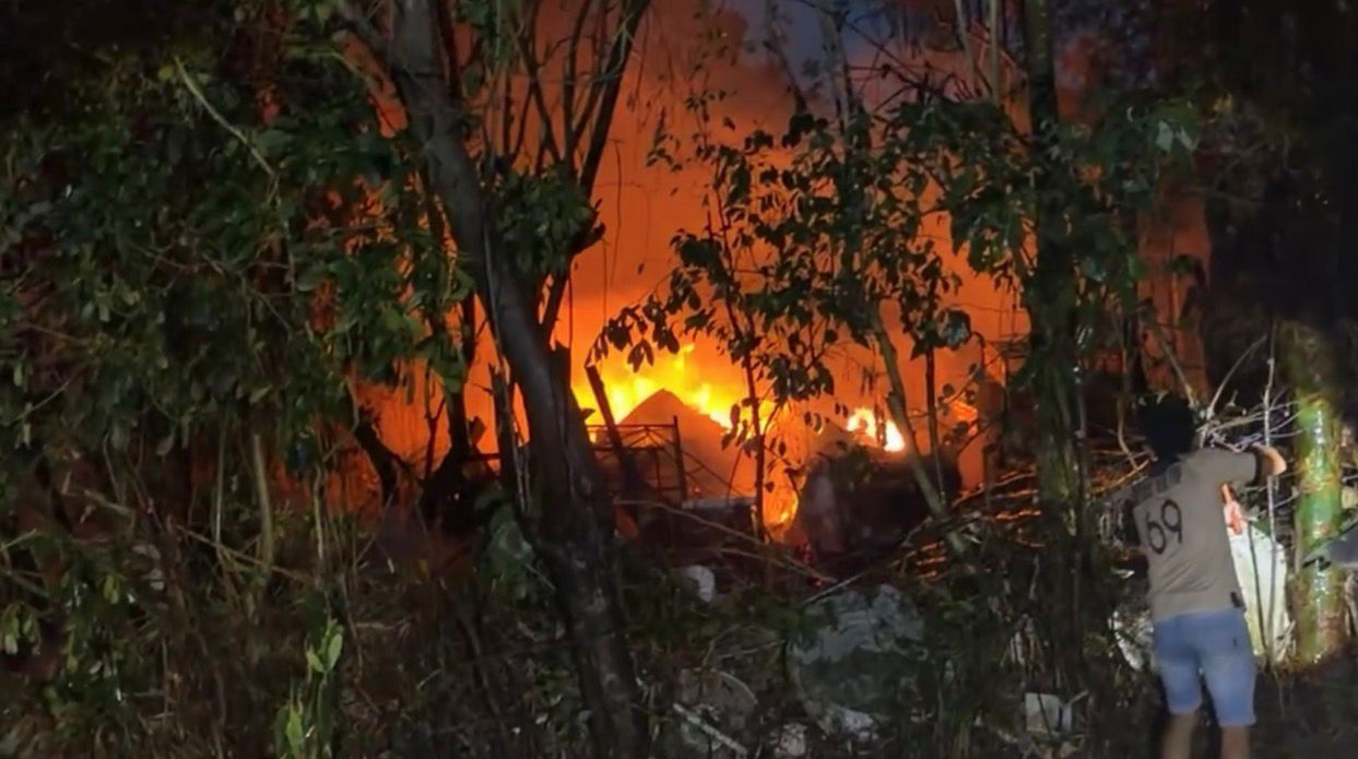 Incendio consume vivienda en colonia Prensa Nacional de Poza Rica