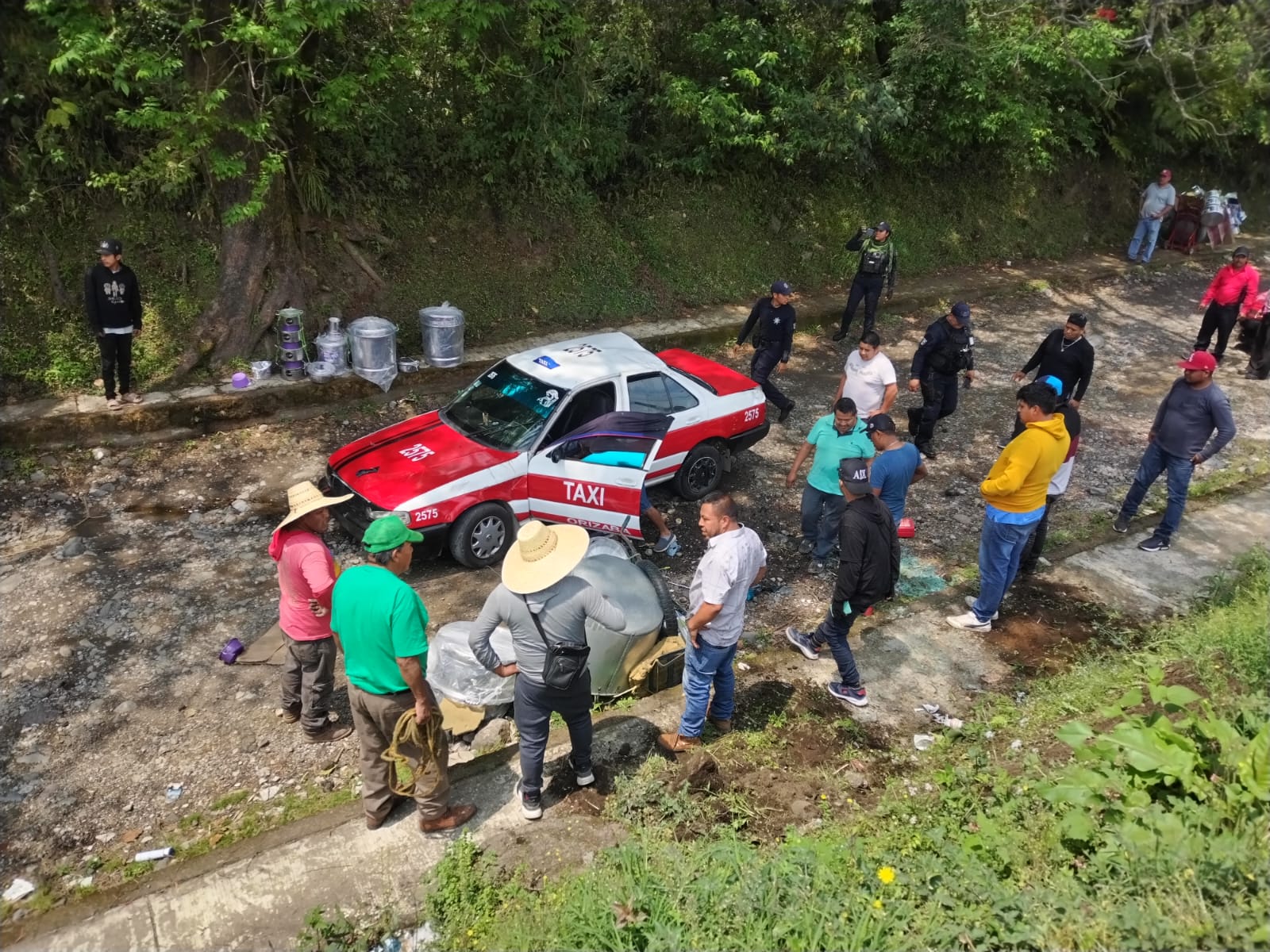 Volcadura de taxi en Mariano Escobedo deja dos lesionados