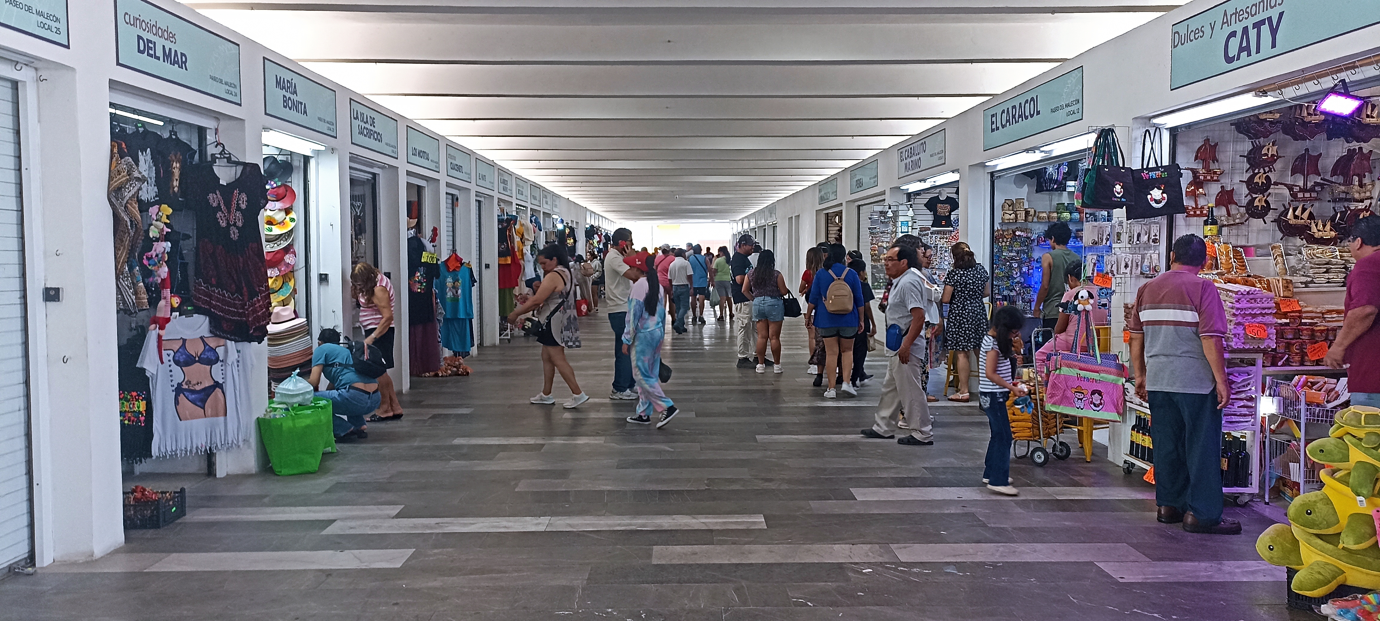 Reportan artesanos del malecón de Veracruz repunte del 40% en ventas en el fin de semana largo