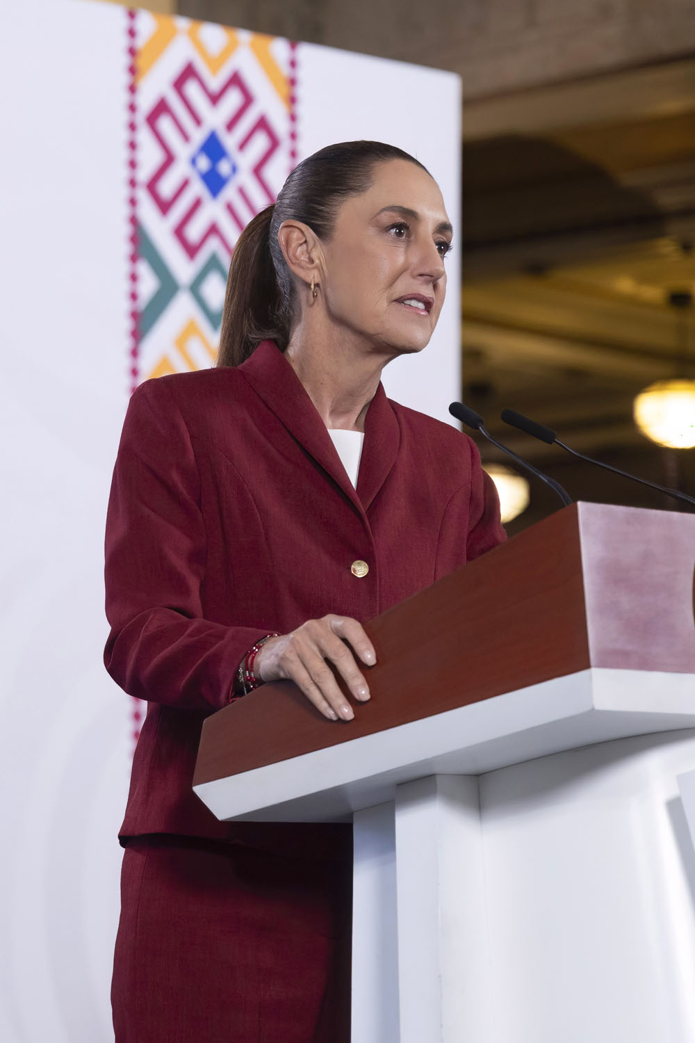 Plan B de Sheinbaum propone tope salarial al INE y partidos