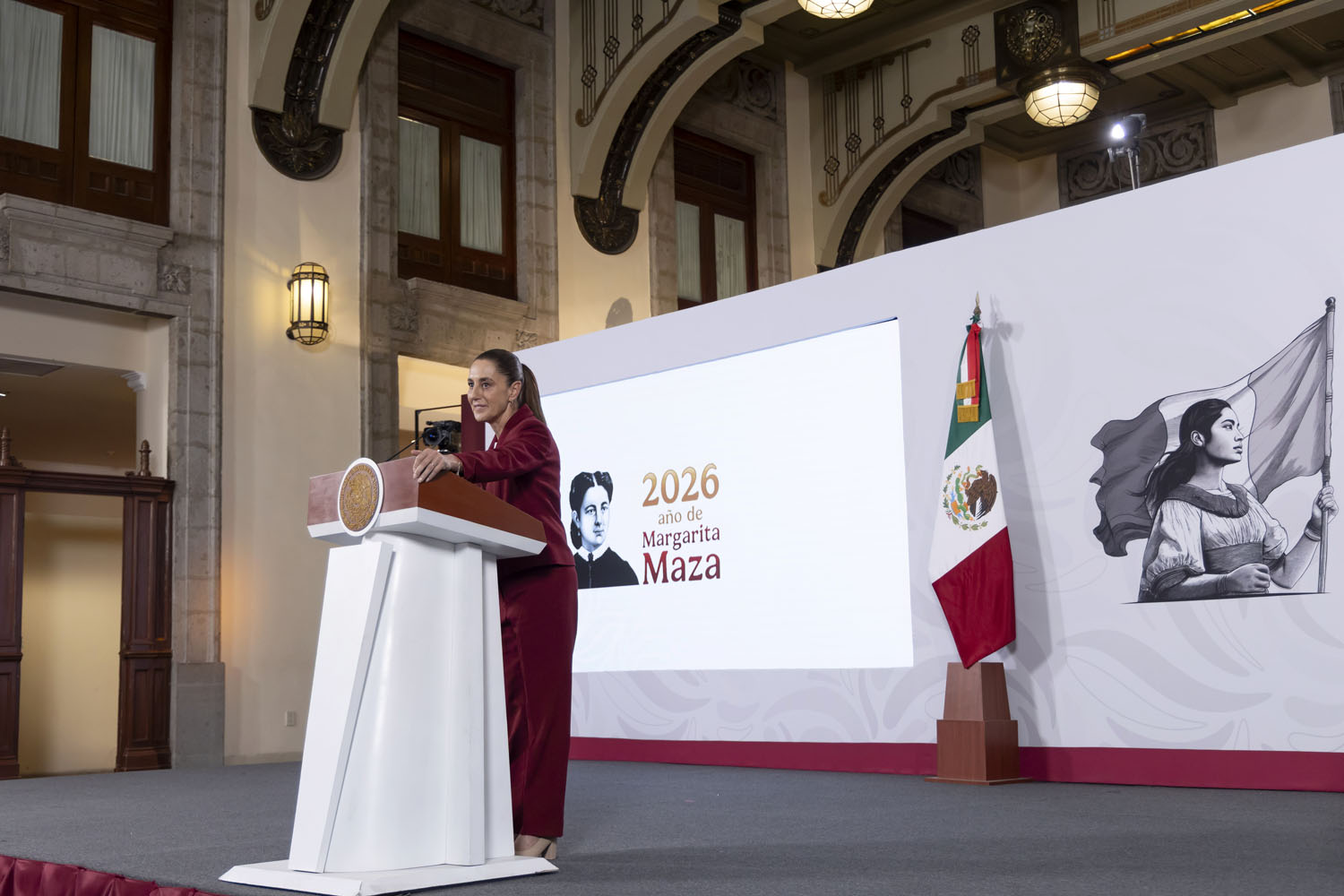 Plan B de Sheinbaum propone tope salarial al INE y partidos