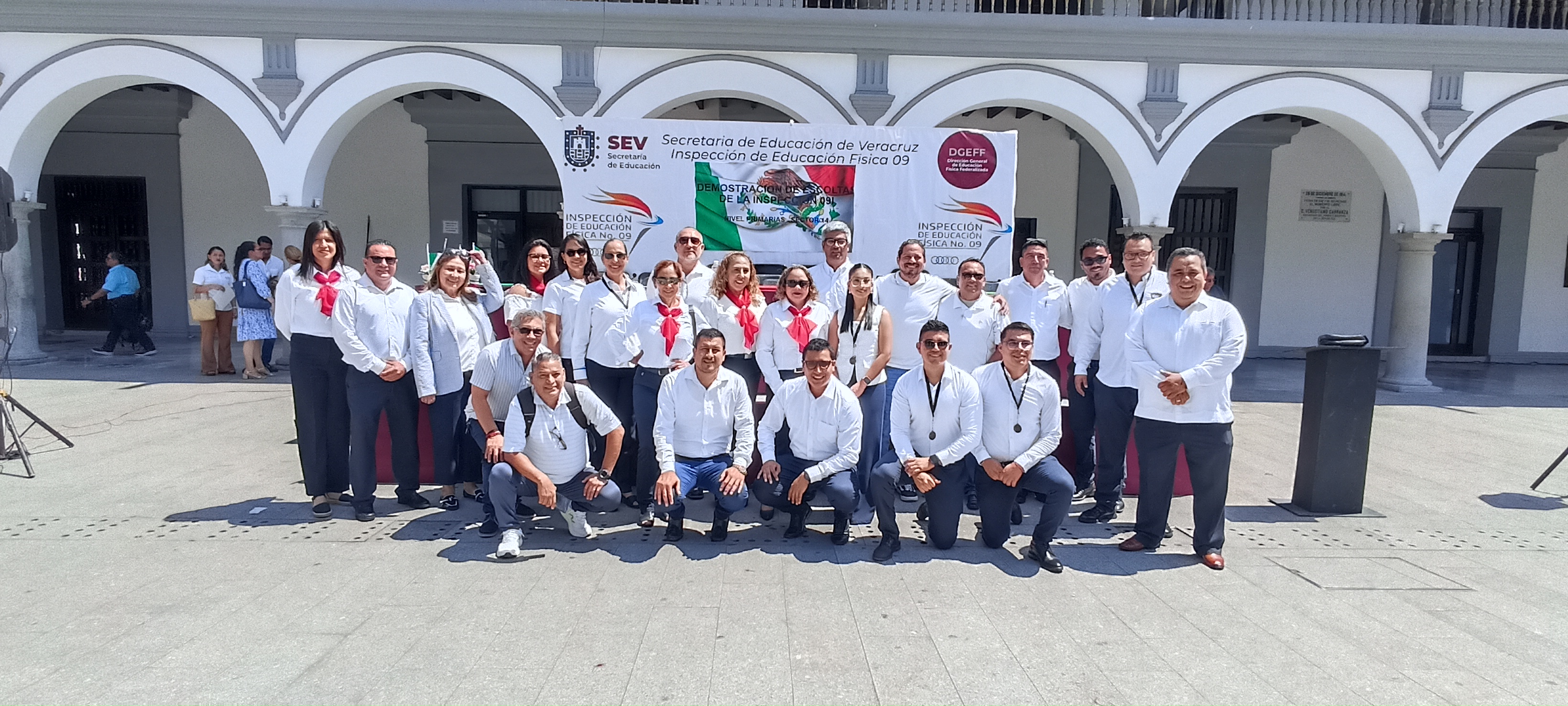 Realizan demostración de escoltas en el zócalo de Veracruz