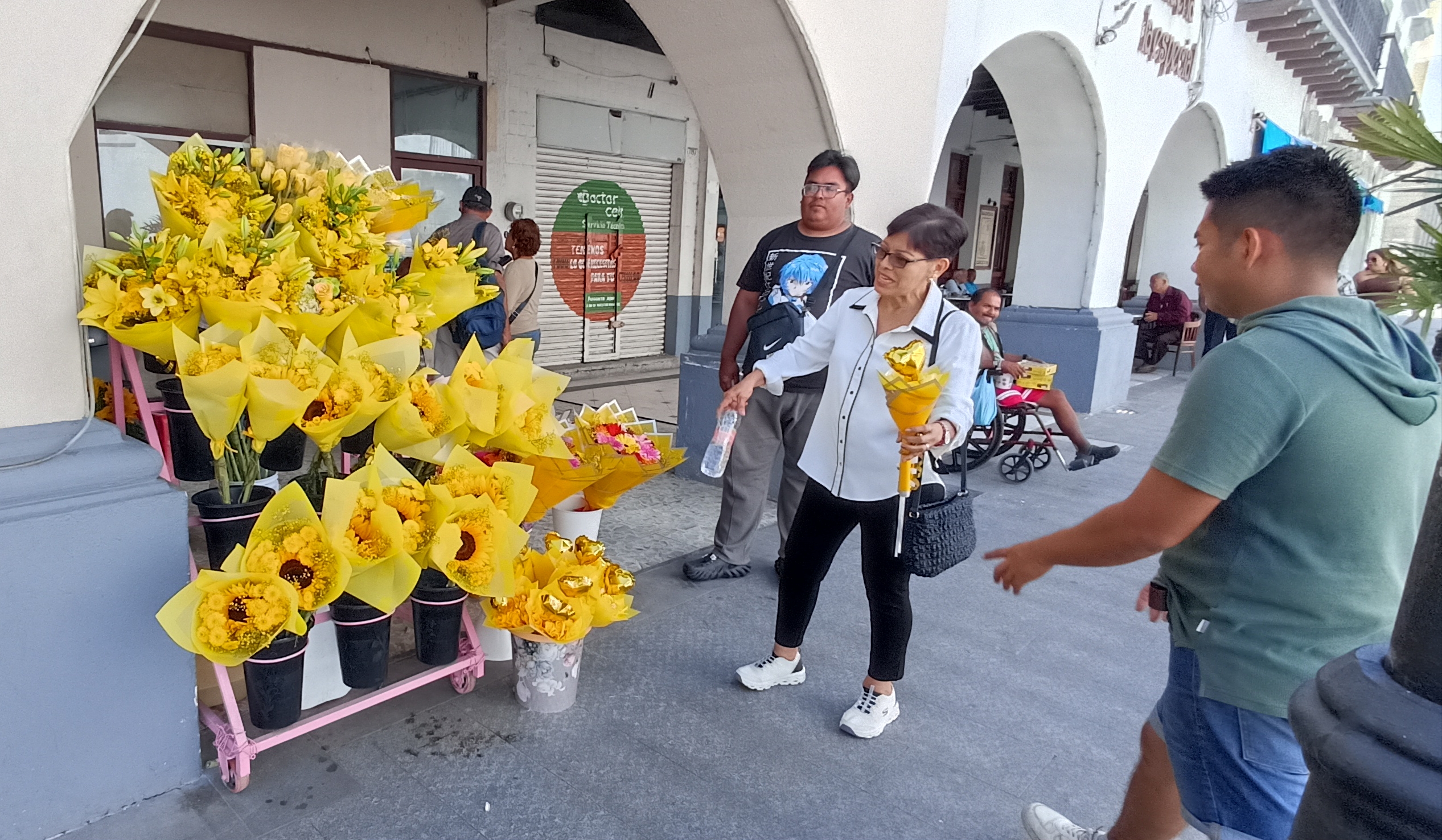 Se suman veracruzanos a tradición de regalar flores amarillas en el inicio de la primavera