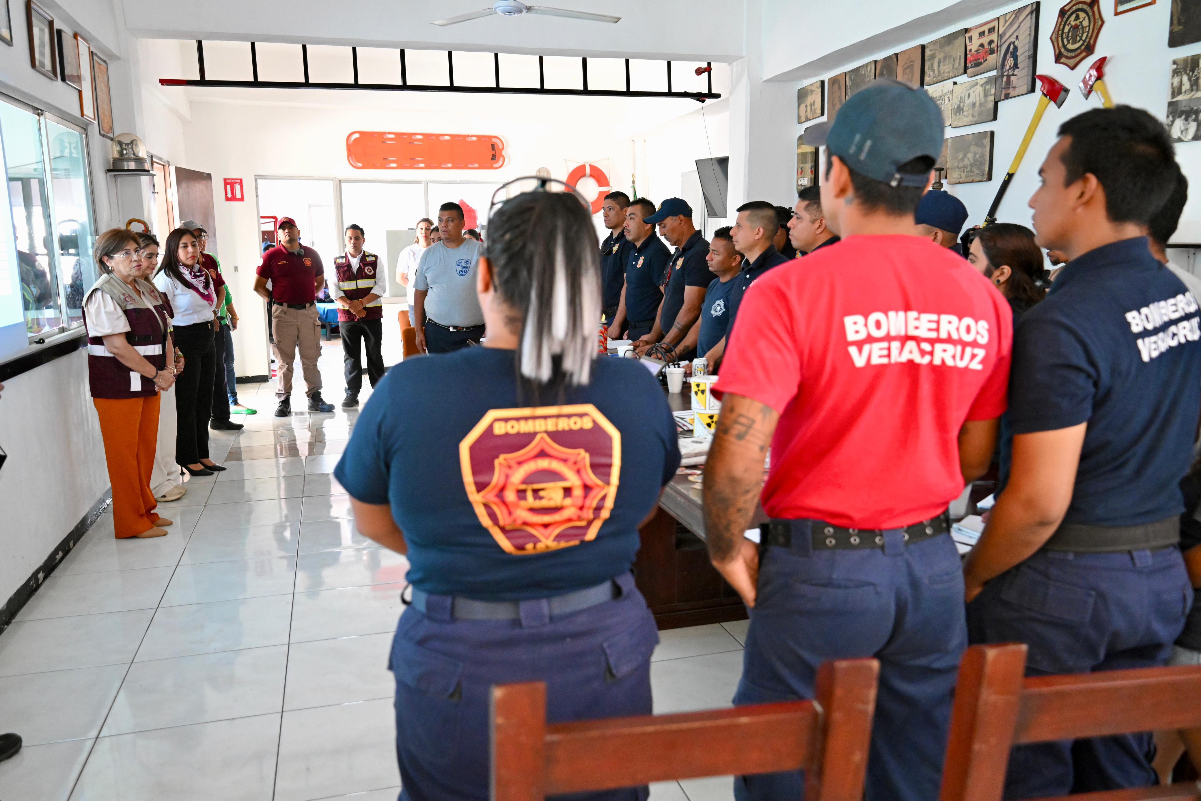 Capacitan a guardavidas y bomberos de Veracruz como preparación rumbo a Semana Santa 2026