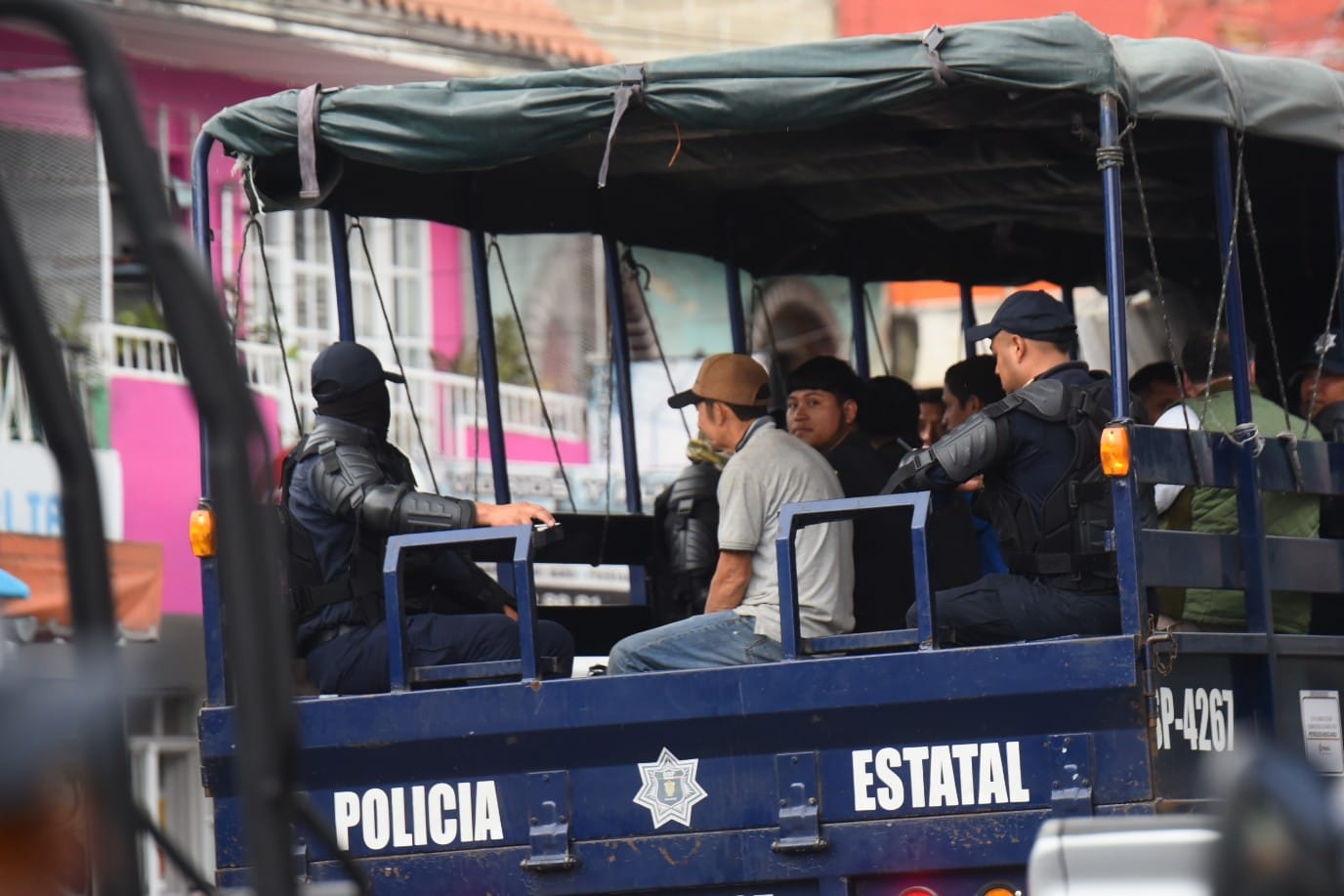 Trasladan tráiler a corralón en Xalapa y hallan cientos de migrantes